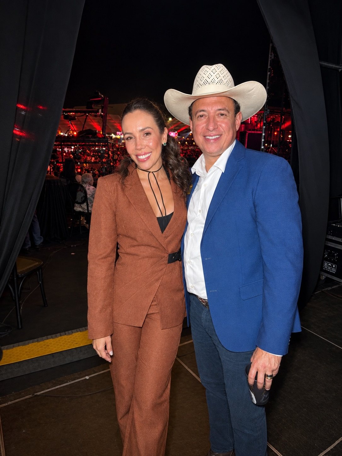 Na coxia, com a plateia ao fundo, em noite de show com a casa cheia