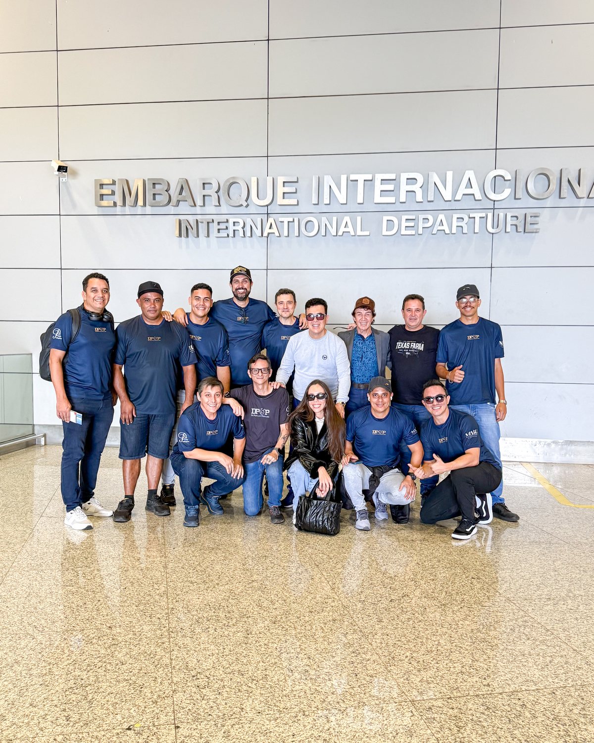 No embarque internacional, com a equipe da turnê de Di Paullo & Paulino