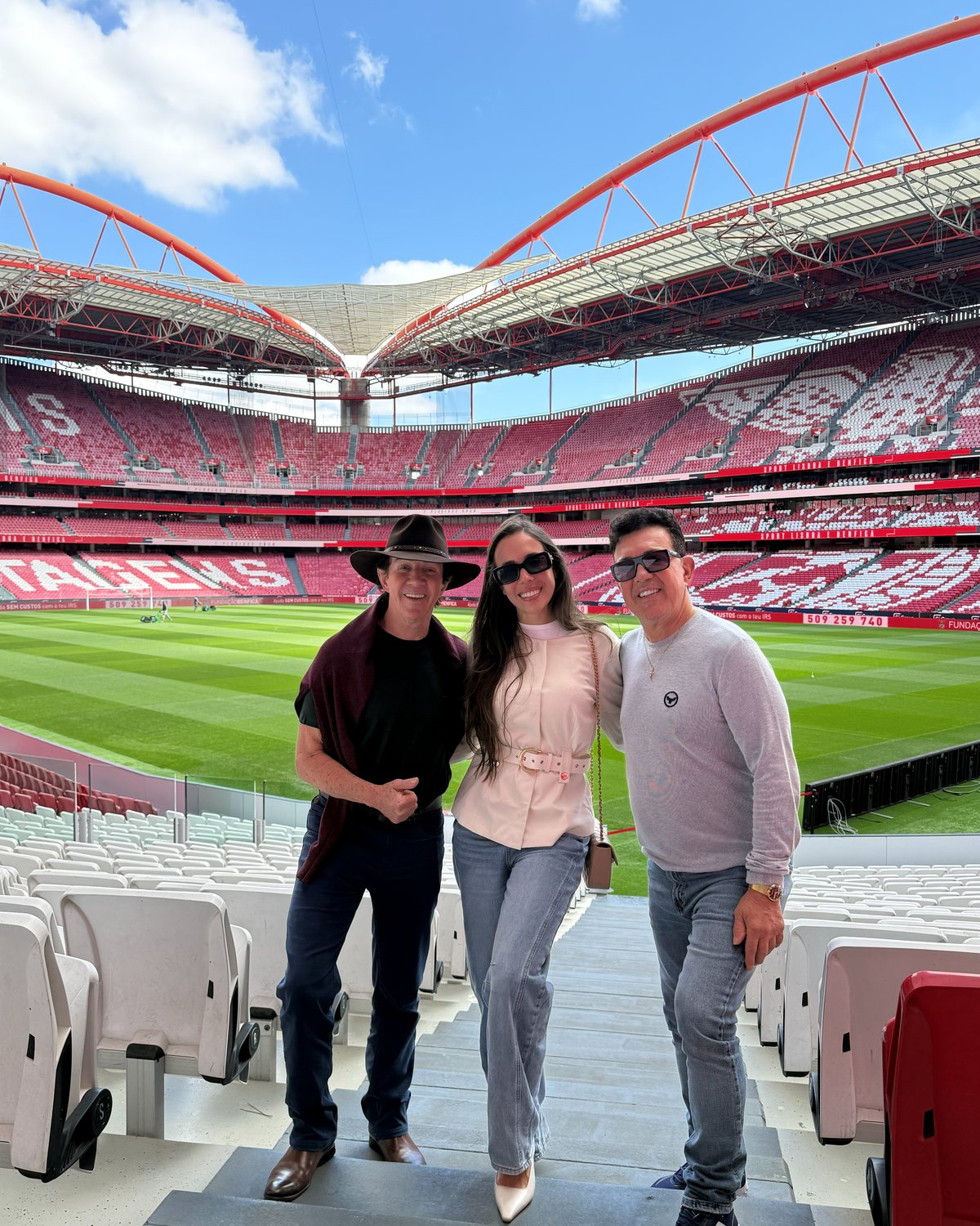 Em Lisboa, na arquibancada de um estádio com a dupla, na turnê pela Europa