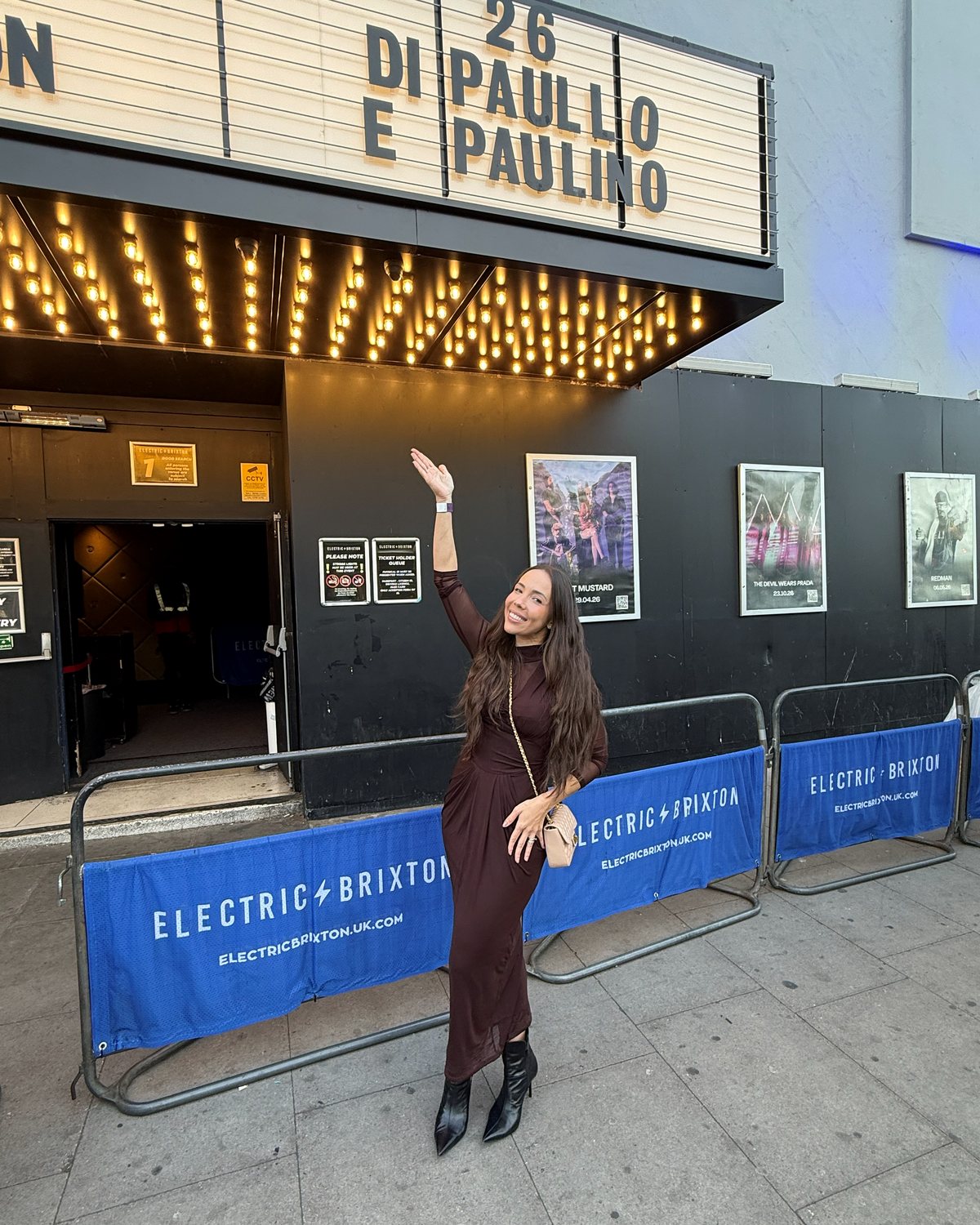Em Londres, na porta do Electric Brixton, na noite do show de Di Paullo & Paulino